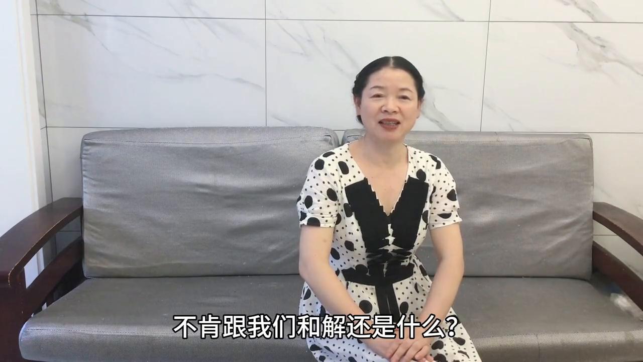 男子等红灯时被女友开车撞倒,男子等红灯被撞后续