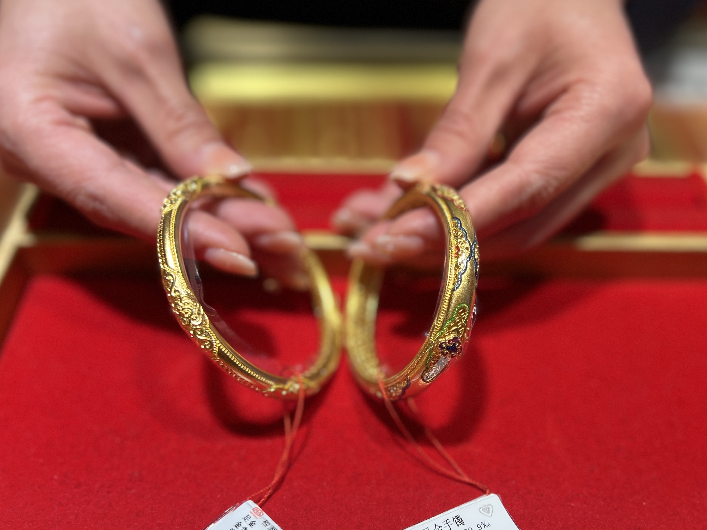 三八节“她经济”|昆百大珠宝放大招，情侣对戒买一赠一