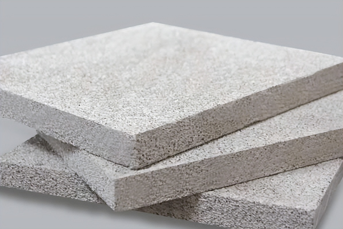 验房时发现墙内填充泡沫,开发商交房墙面是发泡水泥