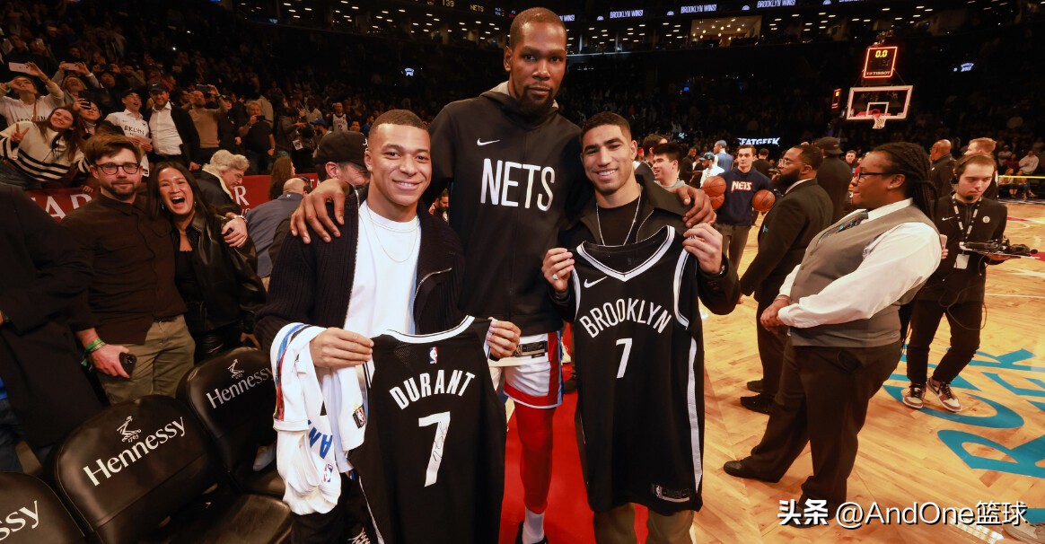 姆巴佩梅开二度致敬库里,库里和姆巴佩是什么关系