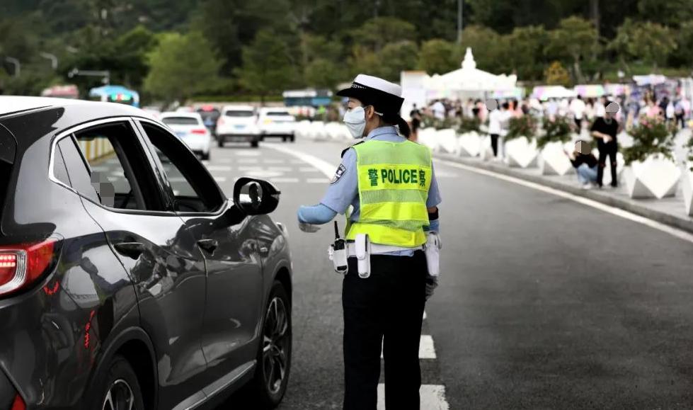 女市民肾结石发作交警紧急送医,女子路上肾结石肚子疼