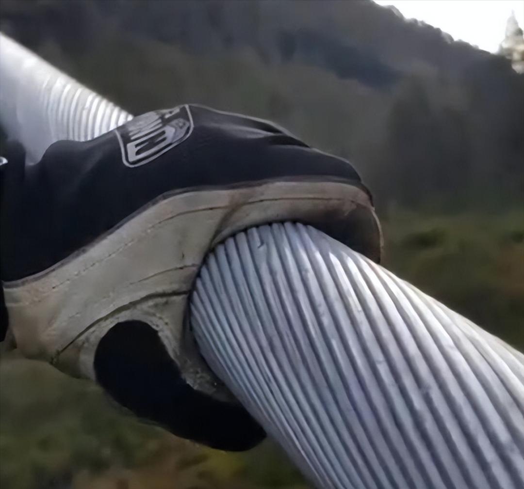 38张照片看世界：黎巴嫩被毁坏的港口，山洞球场