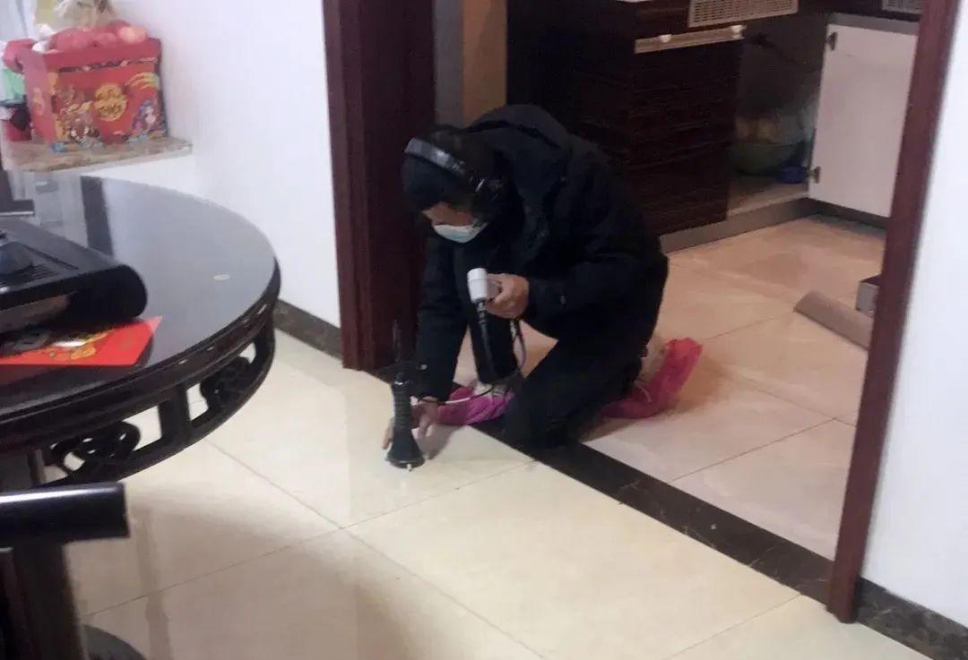 十年的楼房楼顶防水漏水谁来修,房屋漏水怎么补漏最有效的方法