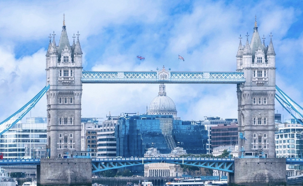 伦敦塔桥建造历史,伦敦塔桥附近的建筑
