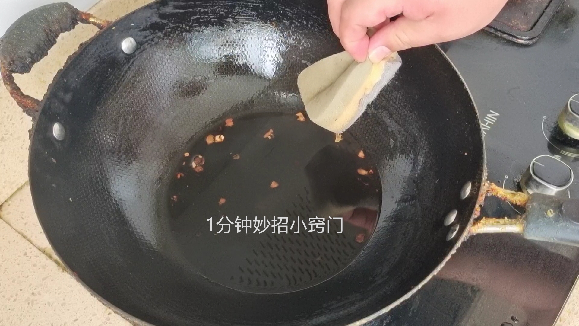 不锈钢锅底烧糊后如何清洁,锅底烧糊了别用钢丝球擦