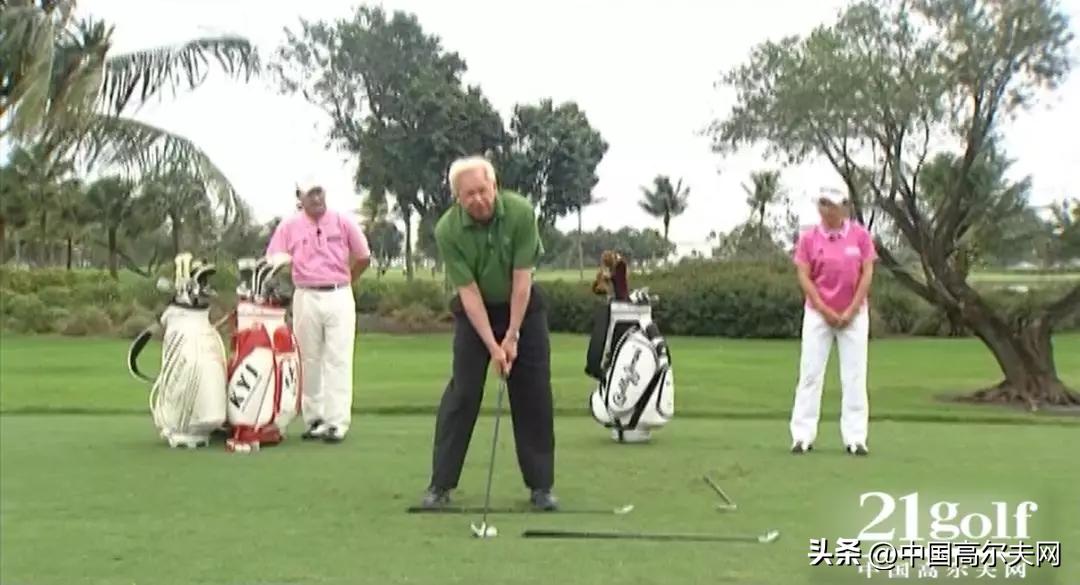 挥杆过程中下半身的正确打开方式,整个挥杆过程都要保持握杆的力度