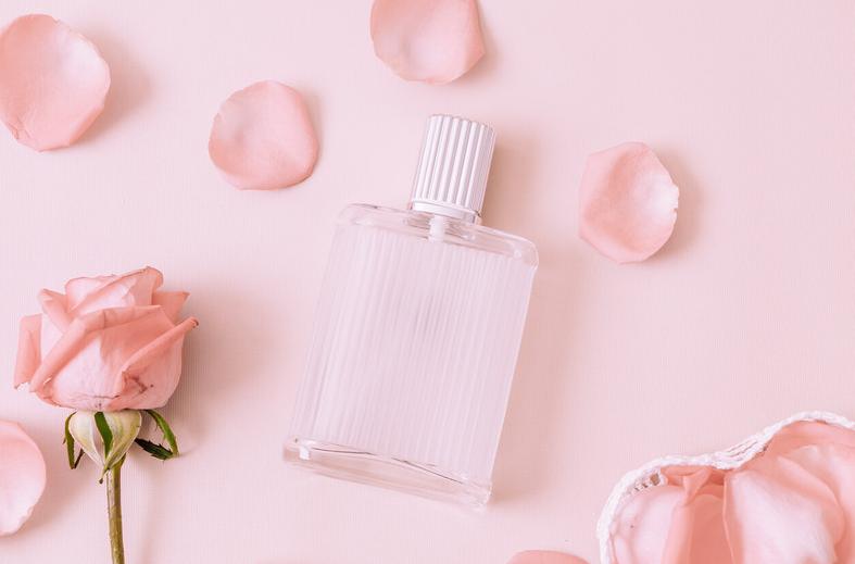 女生闻到男生身上的香味代表什么,女生闻到男生身上的香味很刺鼻