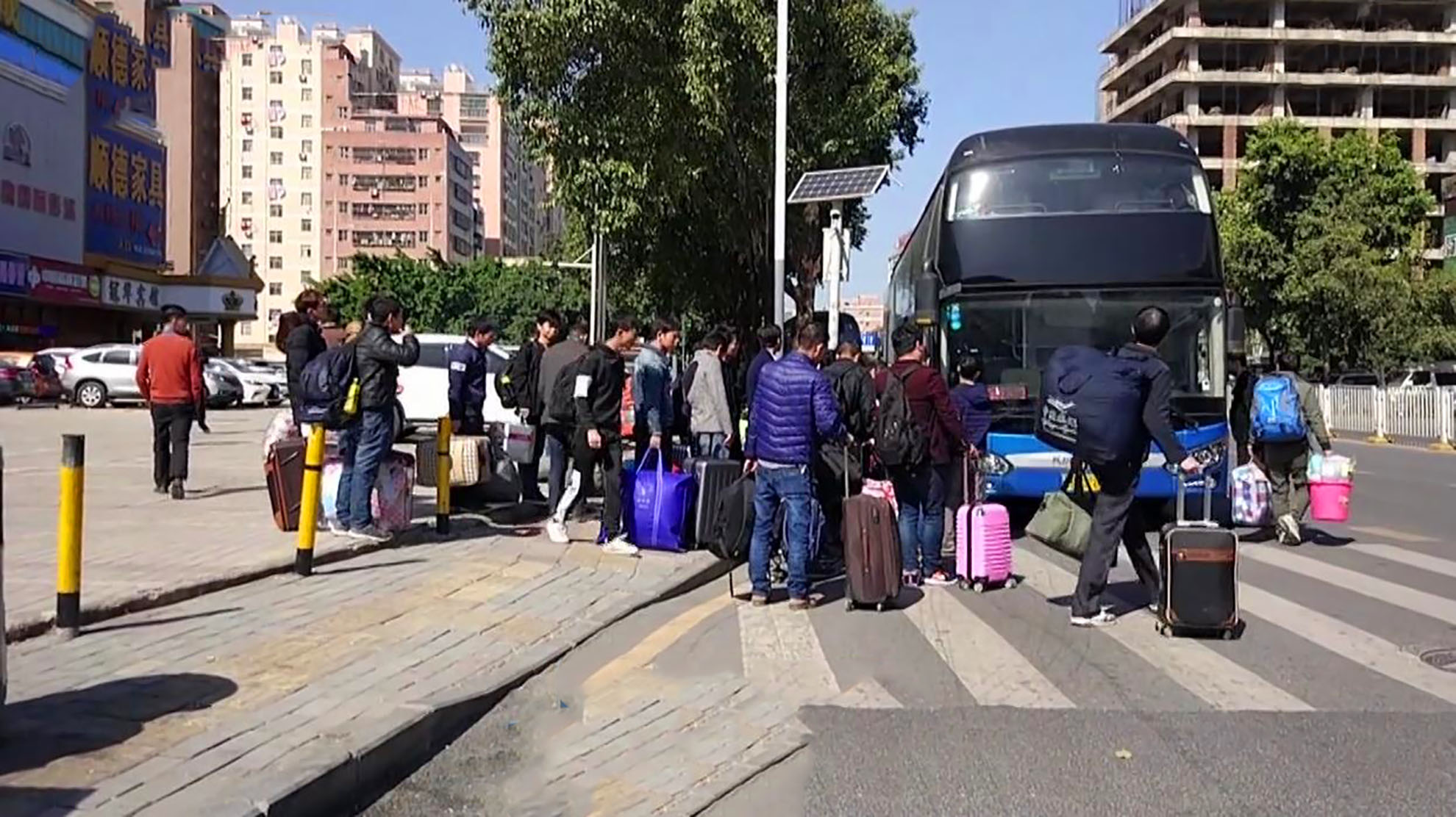 深圳“三和大神”，学历低却不想干活，专做日结工，干一天玩三天