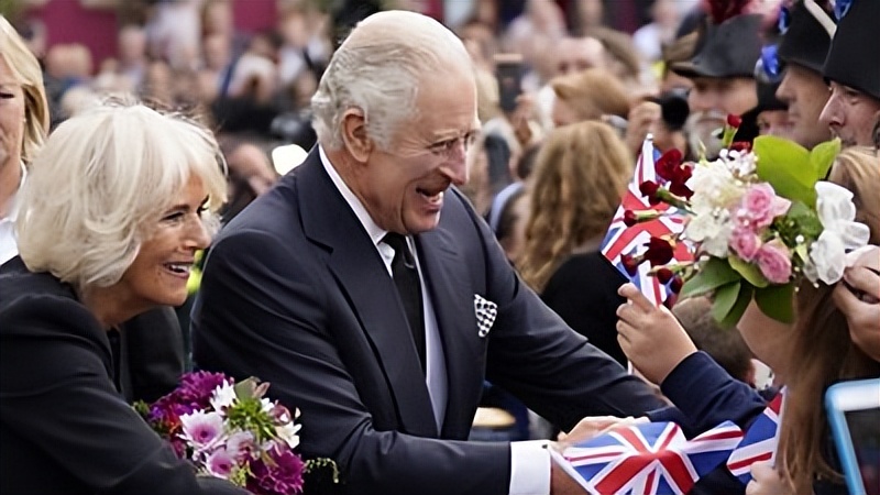 73岁查尔斯刚登基就身体堪忧？手指红肿像香肠，被拍到暴怒视频