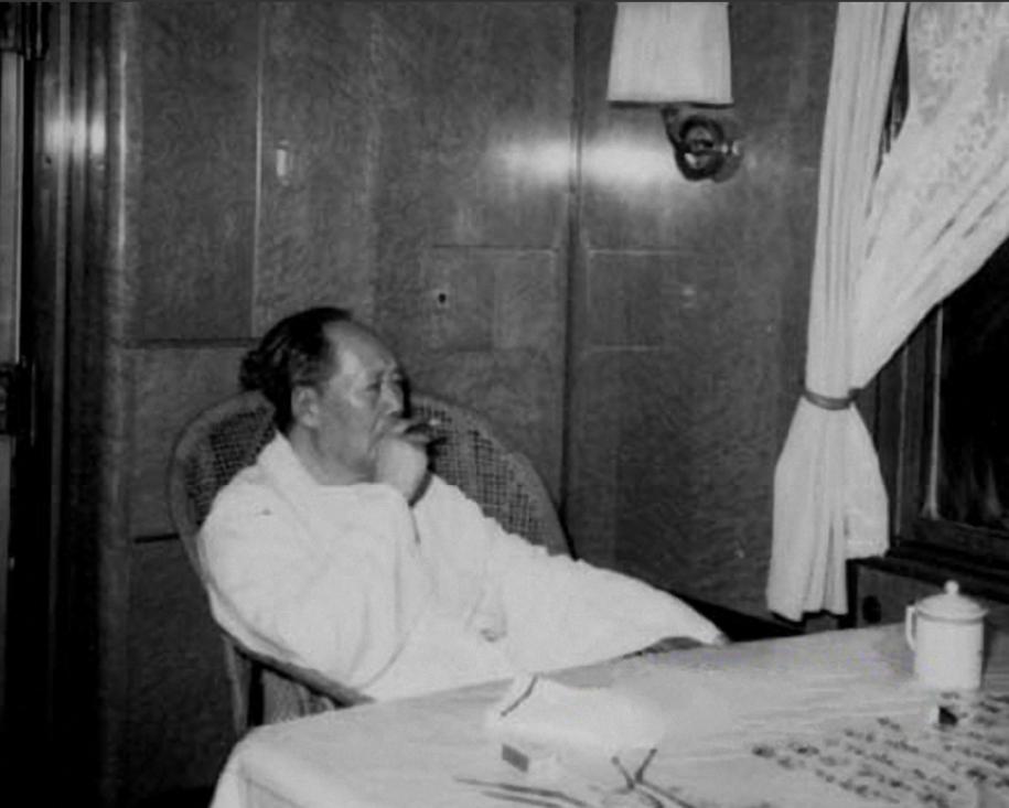 毛主席与香烟:烟瘾很大,晚年独爱贺龙推荐的“132”雪茄烟