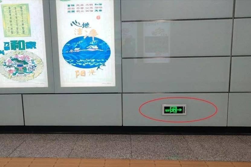 上海地铁车顶冒火花,列车车顶突然冒火