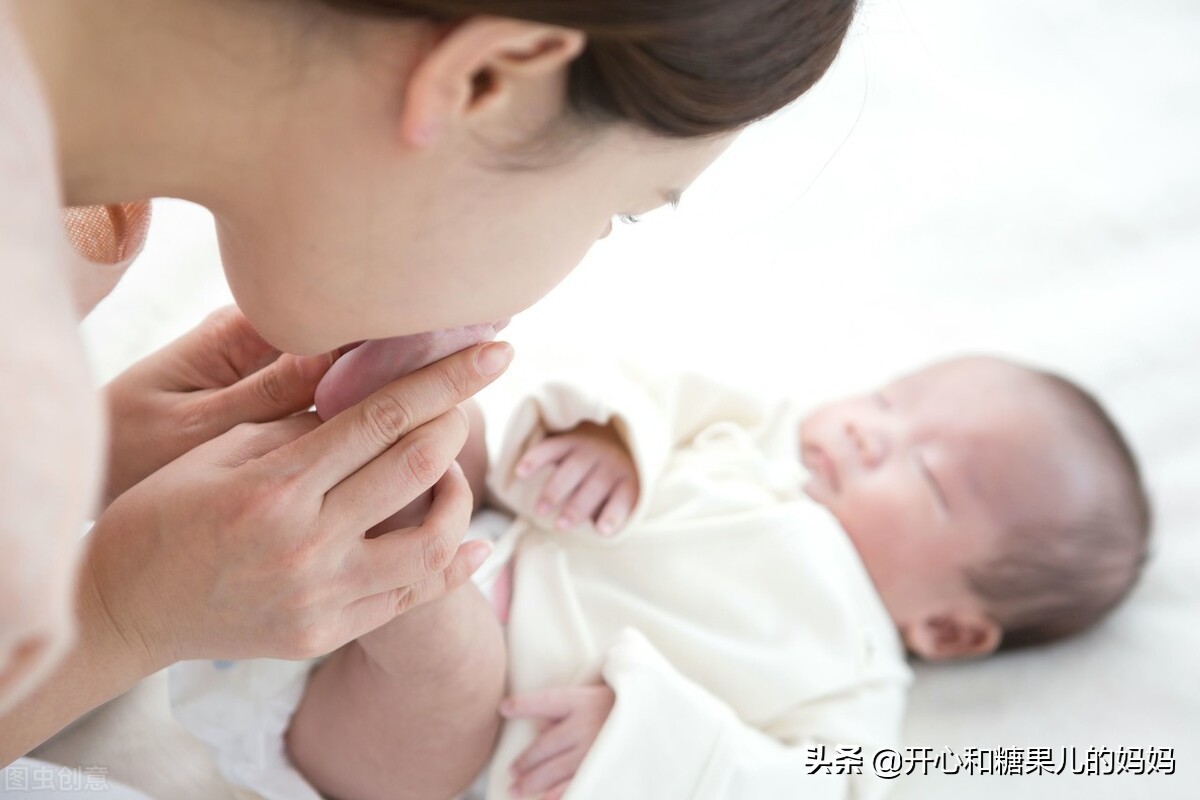 婆婆把5个月的孙子放在沙发上，去削苹果，儿媳听见咚一声气炸了