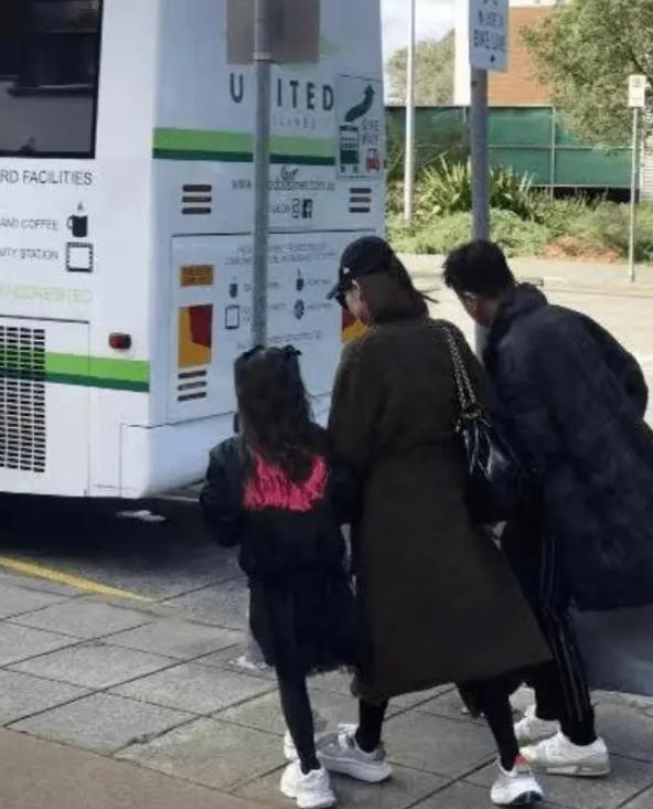 戚薇女儿钢琴比赛,戚薇女儿参加活动气场