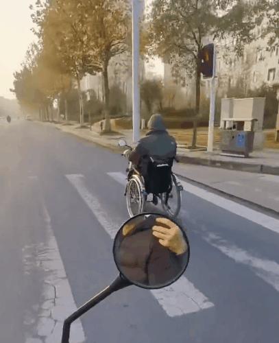 一代神车“老头乐”遭封杀禁止上路？大爷们破防：能开汽车谁买它