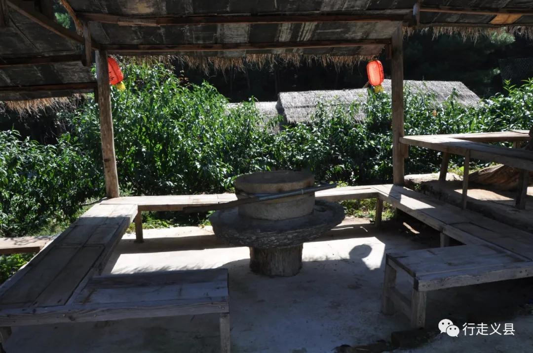 金秋十月看万山红遍层林尽染,金秋十月看红叶的诗句