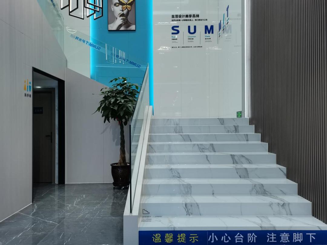 从零做起，他把萨米特瓷砖做成了*疆新**市场的TOP品牌