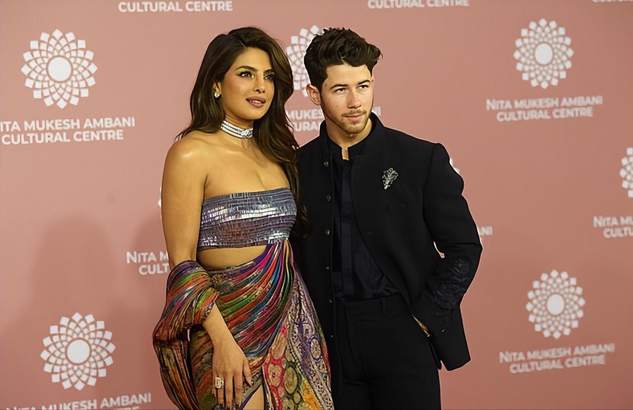 印度明星走红毯高定礼服,印度国宝级巨星穿传统纱丽亮相