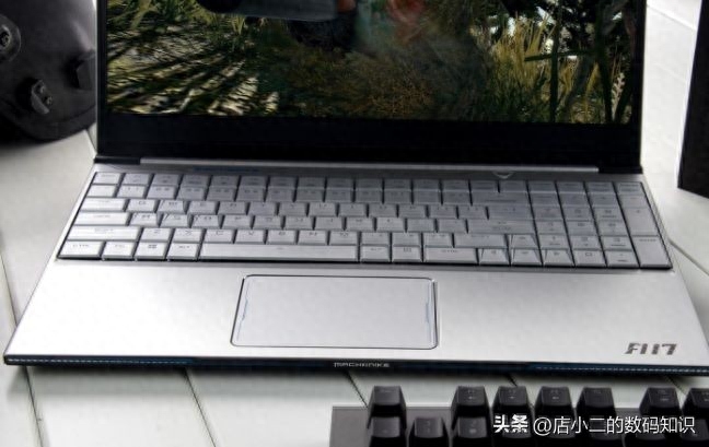 你还在为找不到遥控器烦恼吗,你还在为显示屏不会操作发愁吗