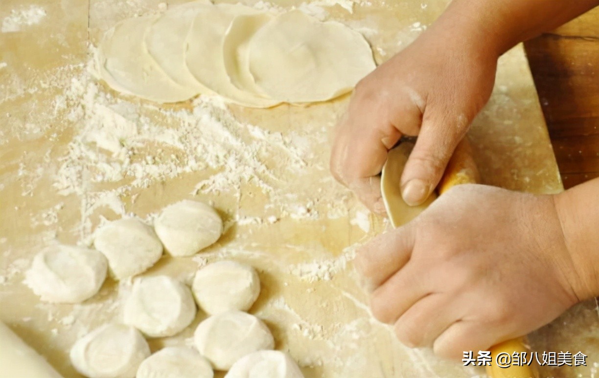 包饺子皮怎么能软又不破皮,包饺子的方法饺子皮怎么粘不上