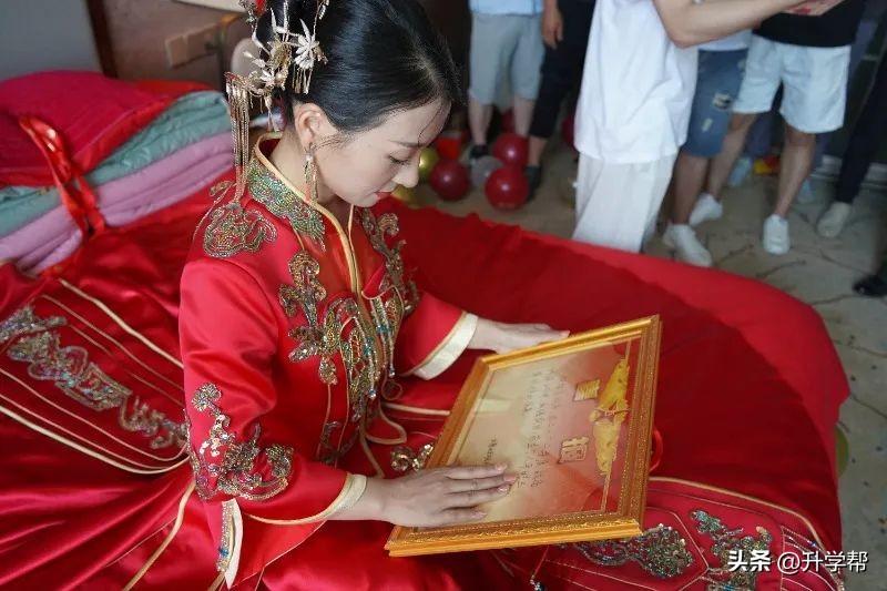 军人结婚现场送立功喜报视频大全,军人夫妻穿军装结婚现场送喜报