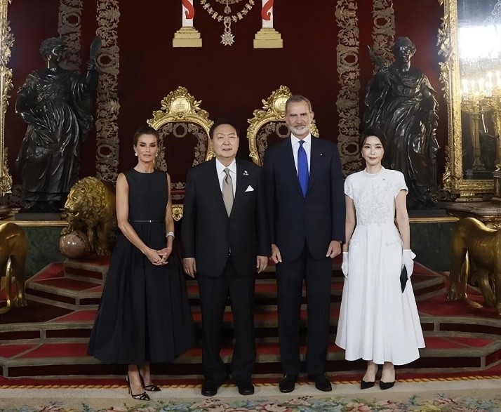 47岁西班牙王后现状,47岁西班牙王后颜值暴跌