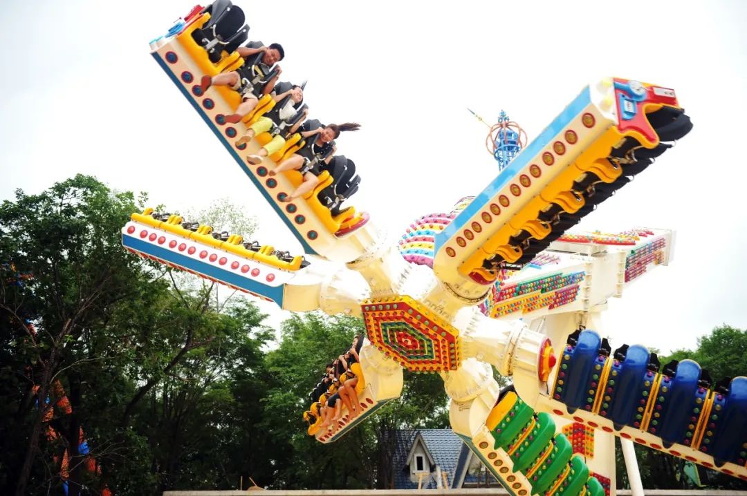 我们的妈妈小时候都是玩什么,妈妈也是个爱玩的孩子