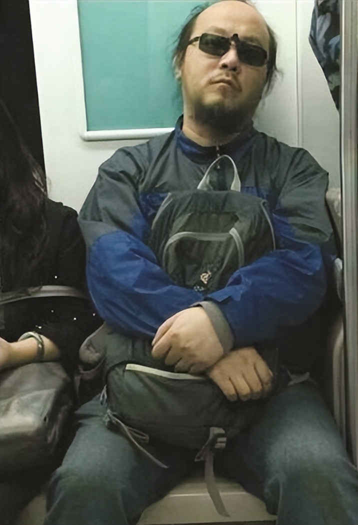 窦唯秃顶图片,窦唯从型男变邋遢大叔