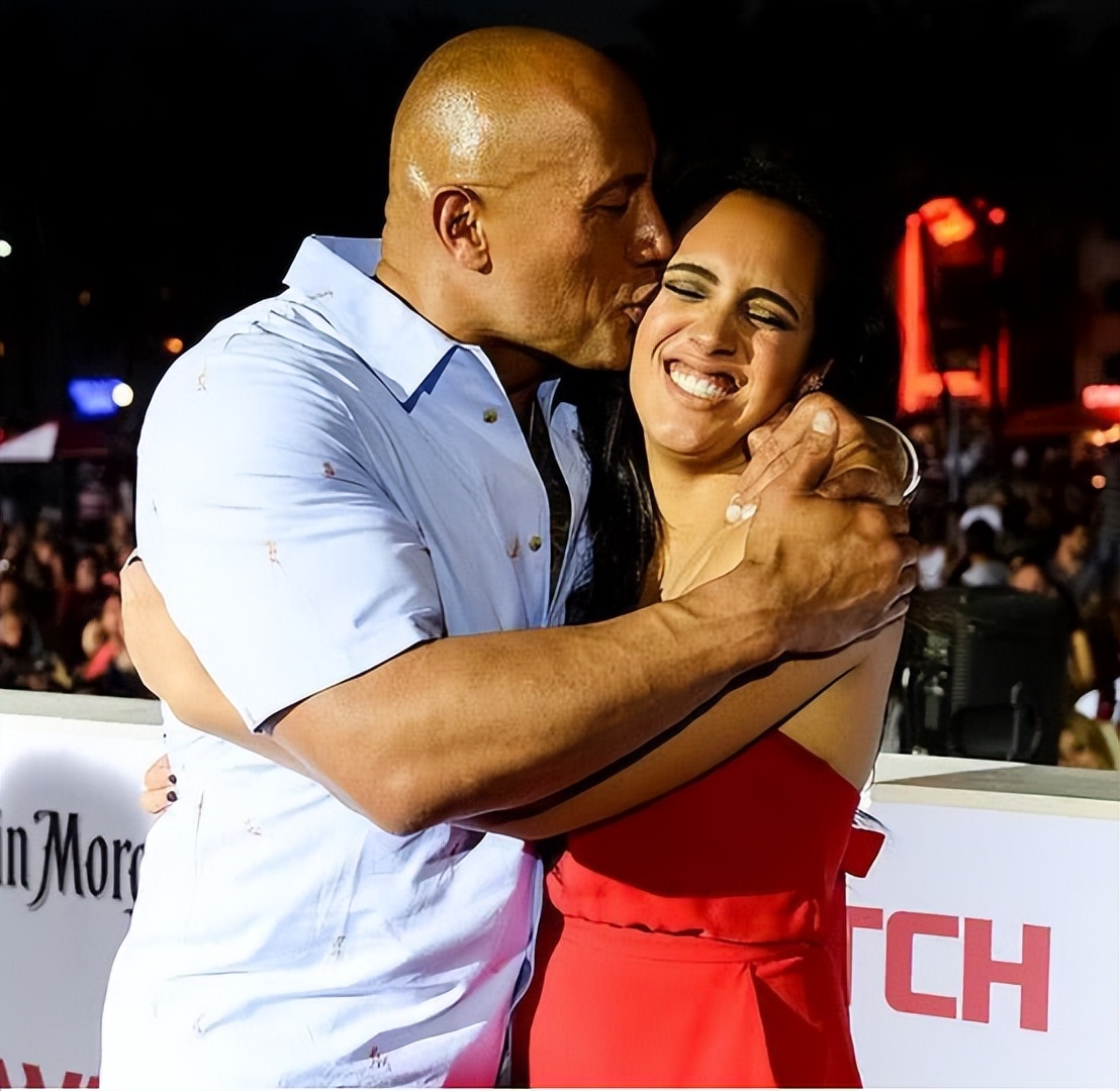 巨石强森吊打肌肉小鲜肉,巨石强森肌肉男图片