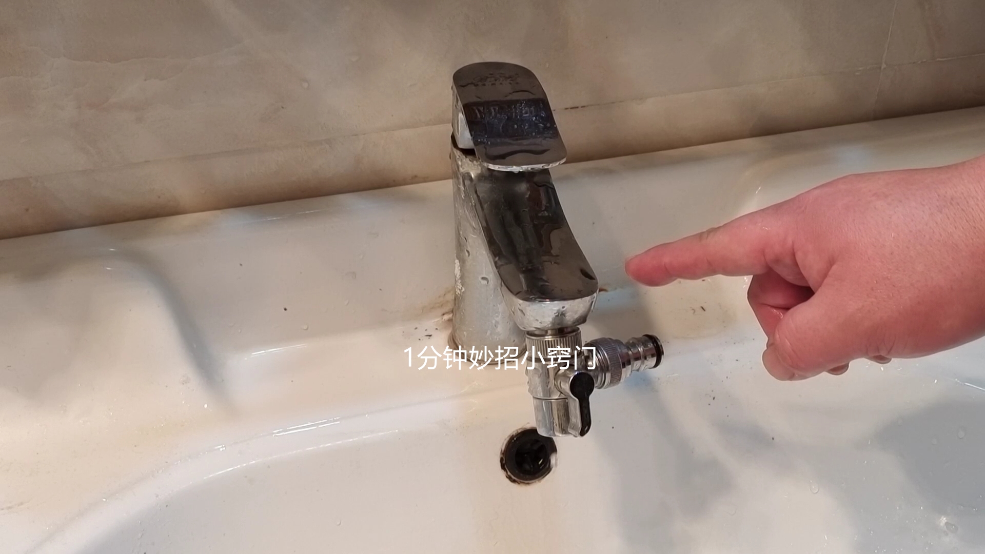 在卫生间里放一把食盐,卫生间里放把食盐一年省下好几百