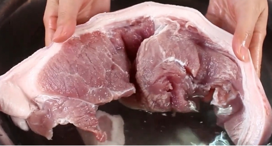 猪肉用盐清洗好吗,猪肉清洗有人用热水有人用冷水