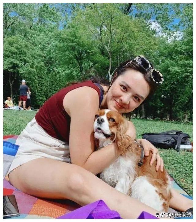 钟丽缇女儿近照21岁身材太似妈妈,钟丽缇女儿晒露脐装