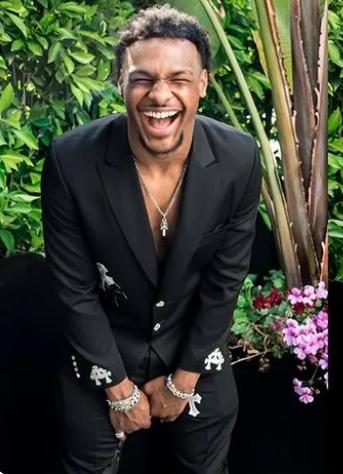 詹皇穿白西装,詹皇苦练身材大秀肌肉