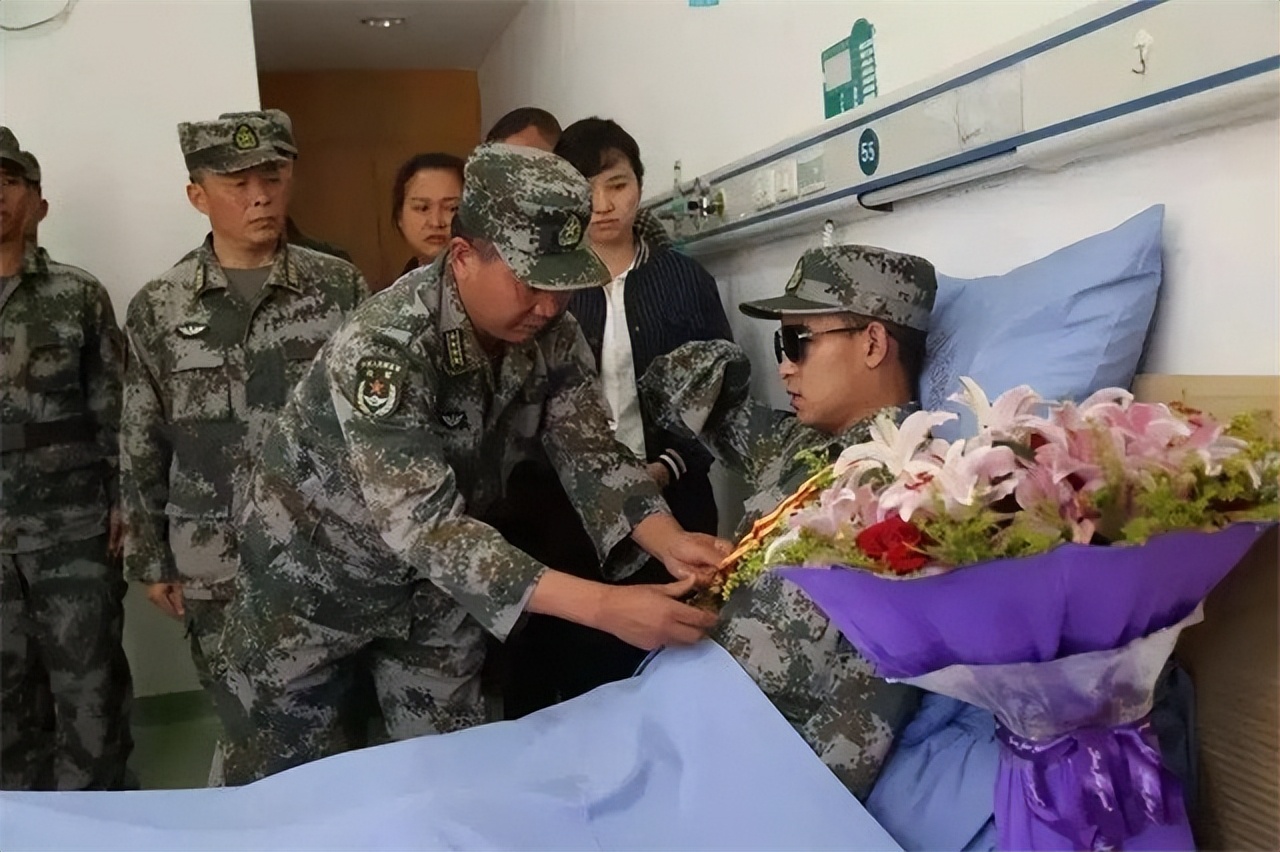 中国排雷英雄杜富国授勋仪式,排雷英雄杜富国八一勋章视频