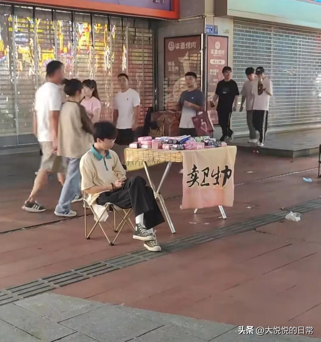 街头摆摊卖卫生巾后续,男子街头卖卫生巾被掀摊
