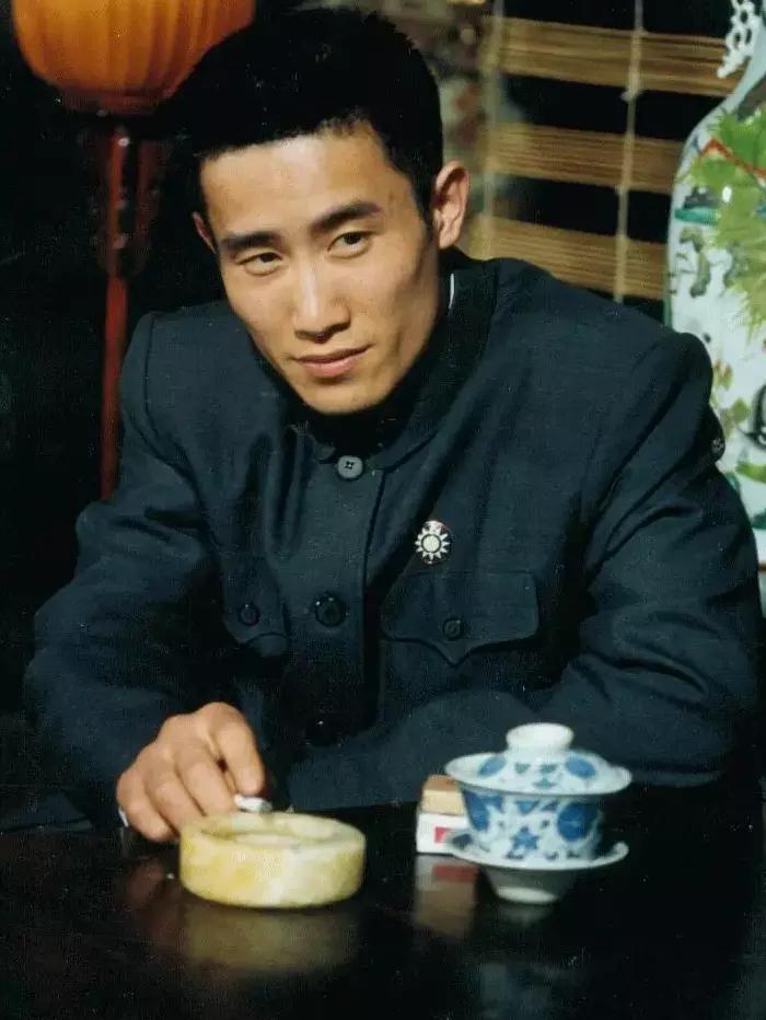 他二舅都是他舅，高桌子低板凳，金疙瘩银疙瘩还嫌不够，天在上地