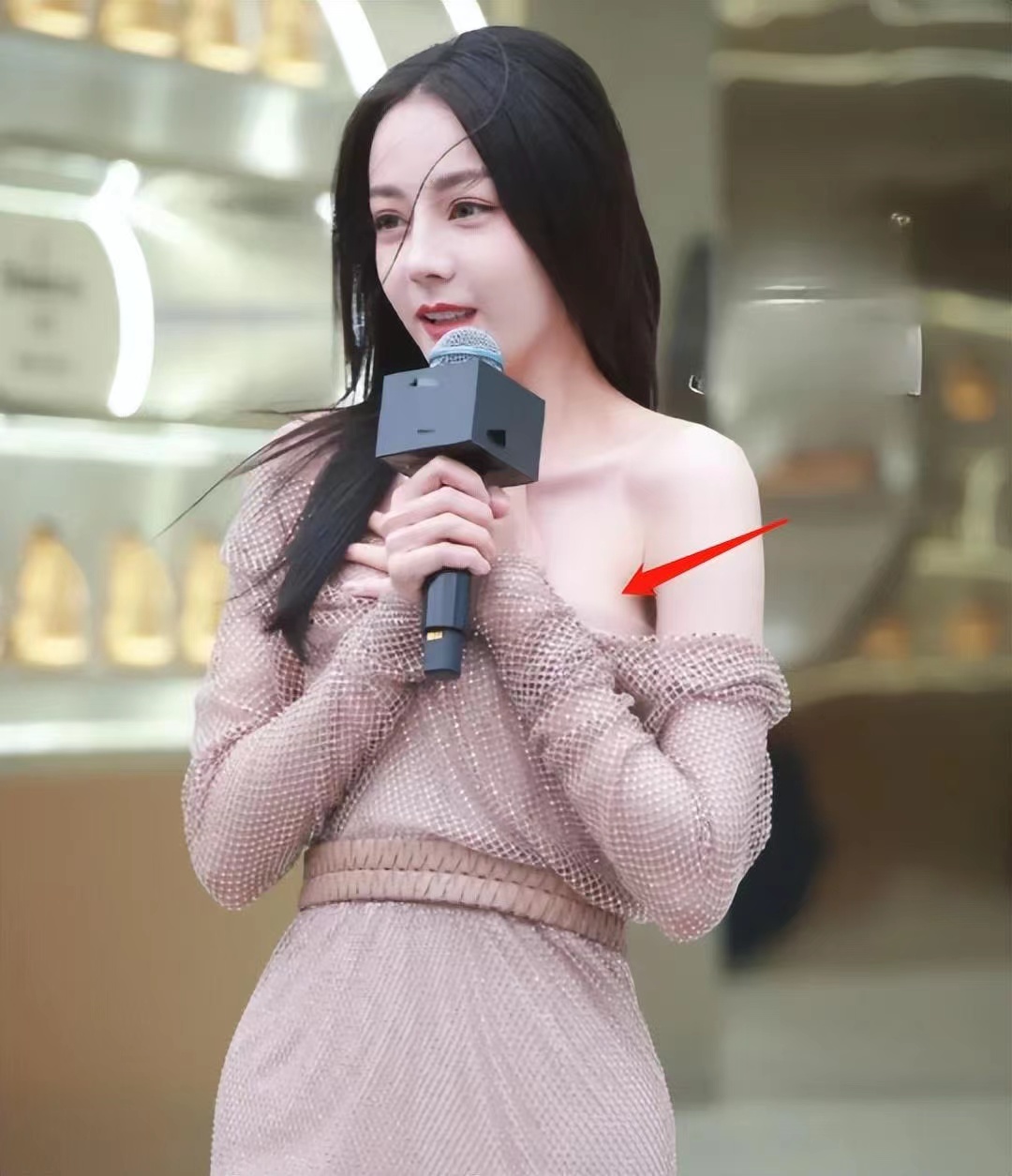 “酥胸半露”却偏要捂着,故作矜持,有一种尴尬叫迪丽热巴玩性感