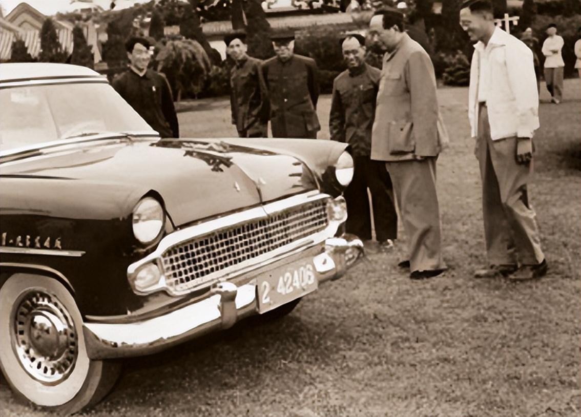 52年毛主席游孔林，突听“砰”一声响，他问孔子后人：这常打枪吗