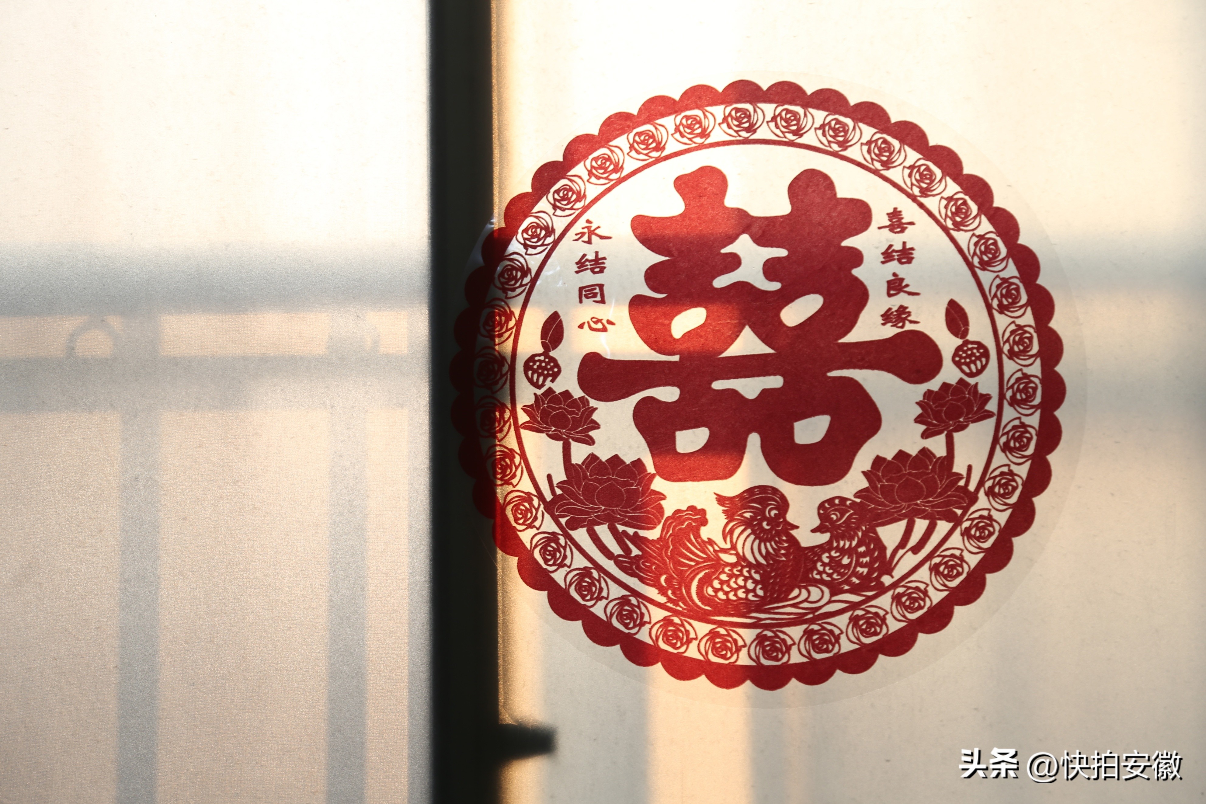 城里青年结婚无人闹洞房，婚床上用食物摆出4个大字寓意太暖了