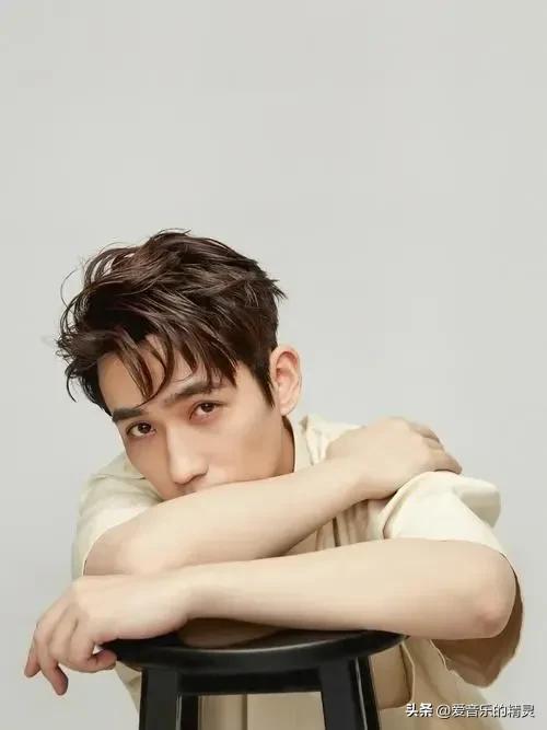 朱一龙获35届金鸡影帝几岁,朱一龙从6岁到33岁的变化