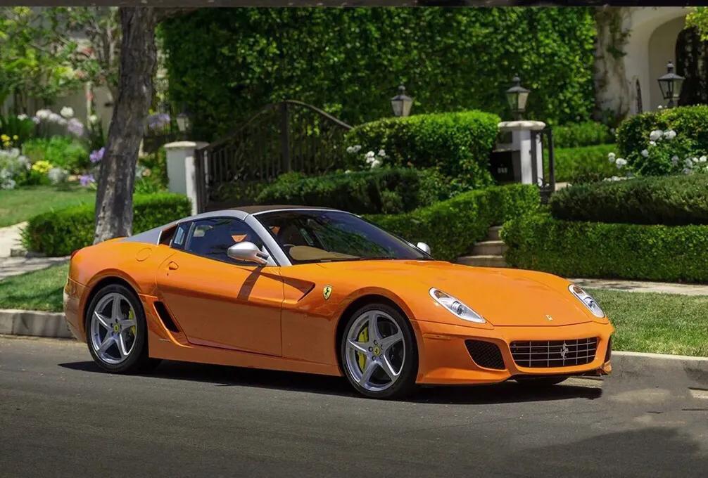 法拉利车漆改色,法拉利跑车贴灰魅紫改色膜