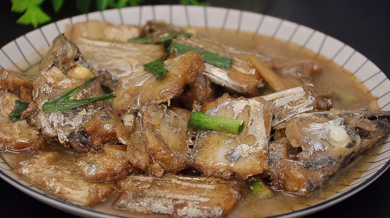 买带鱼大眼睛的好还是小眼睛的好,带鱼买大眼睛还是买小眼睛的