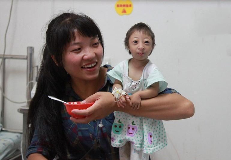 拇指女孩梁小小现状,拇指姑娘梁小小的妈妈长什么样