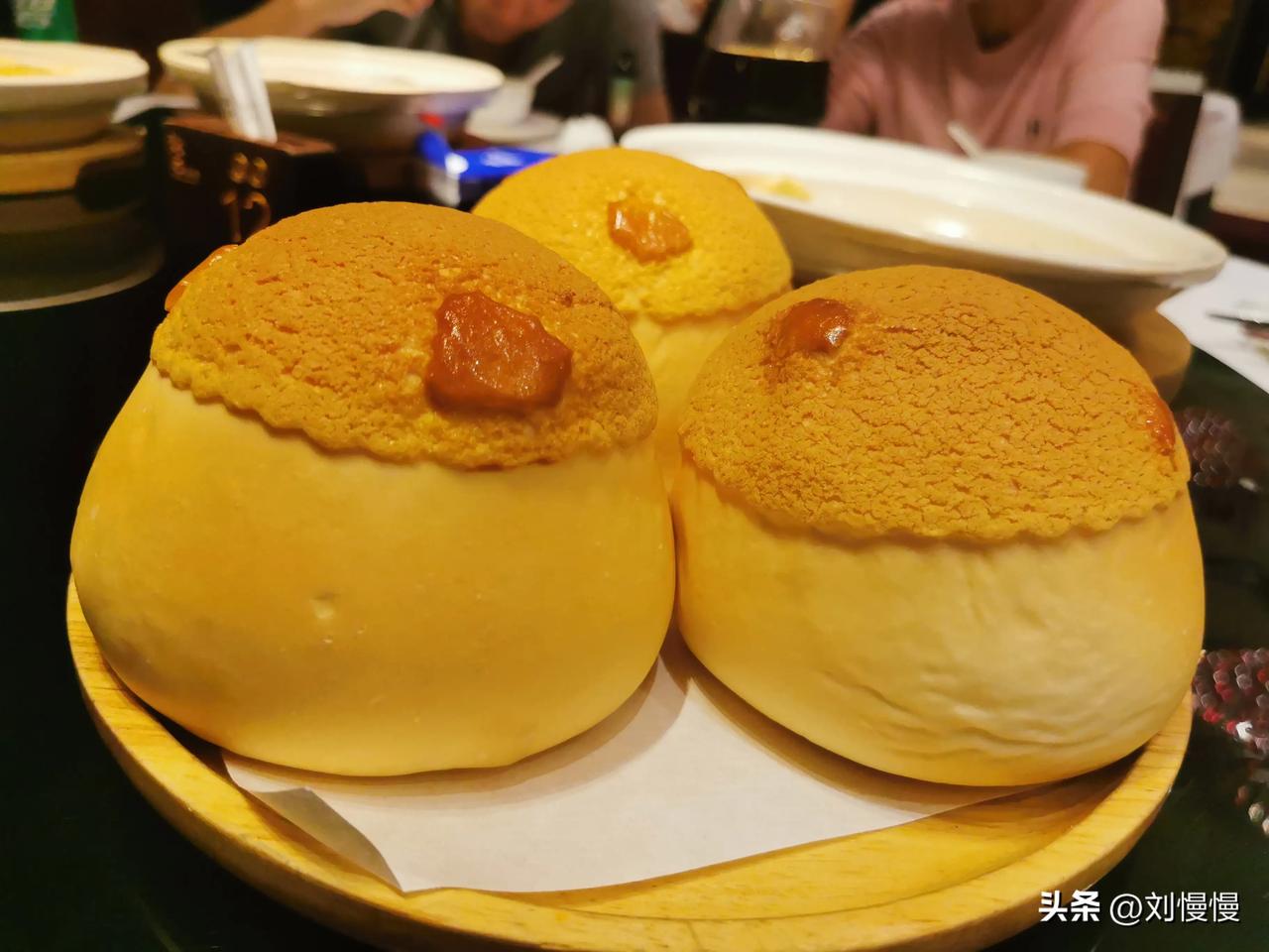 一群人靠着各种知识解决问题,一群人克服困难