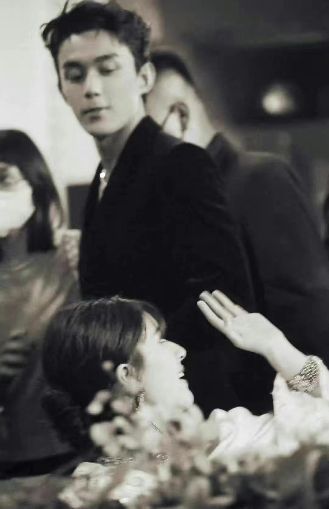 吴磊赵露思宝格丽合照彩色,赵露思和吴磊走宝格丽红毯合照