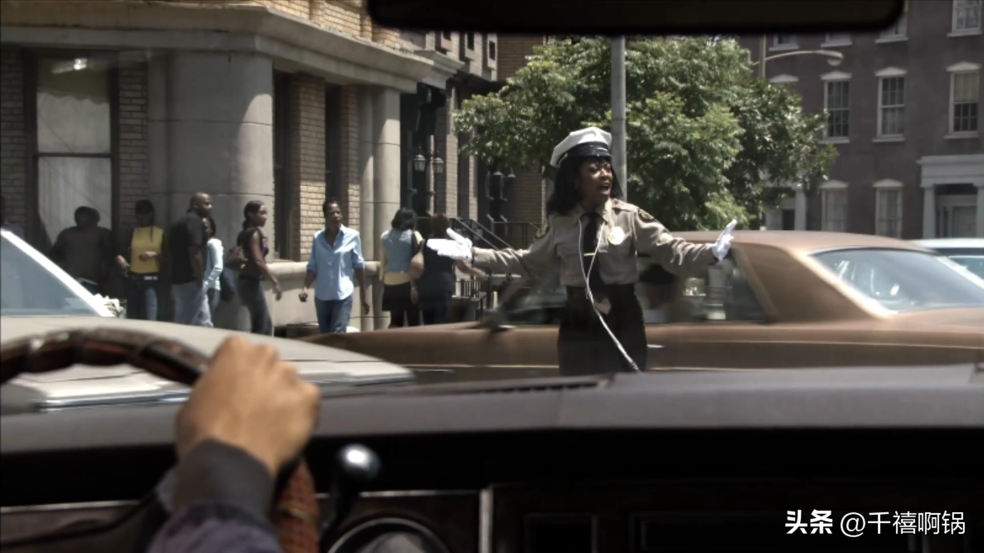 走在街上遇见强盗该怎么办?网友:当然是凉拌啊!