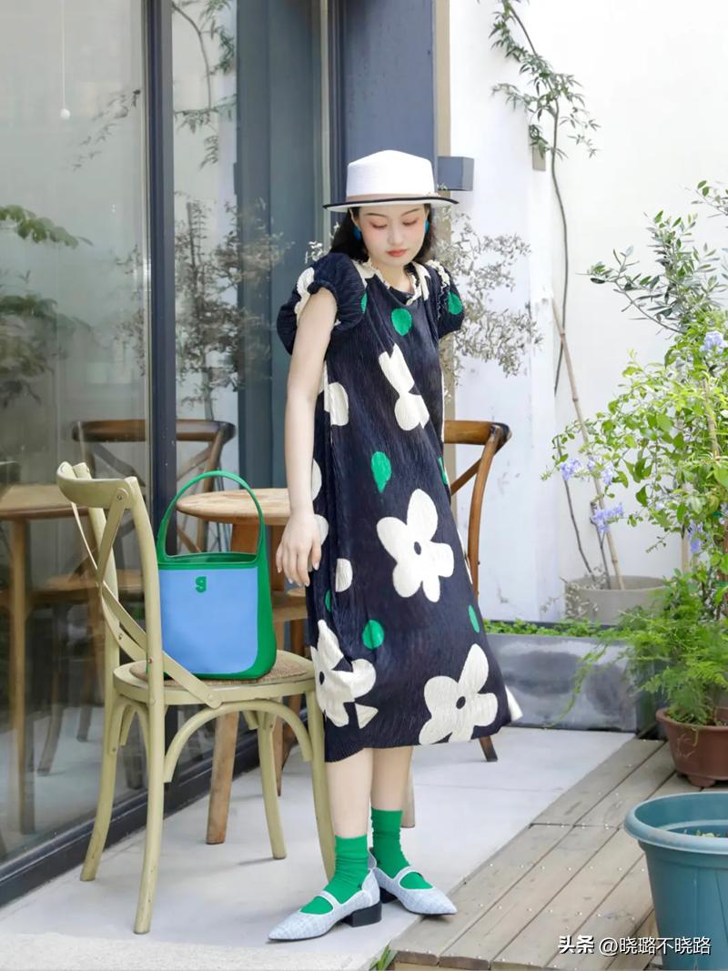 今年最流行的小个子微胖减龄女裙,这款妈妈裙穿上显瘦减龄美翻了