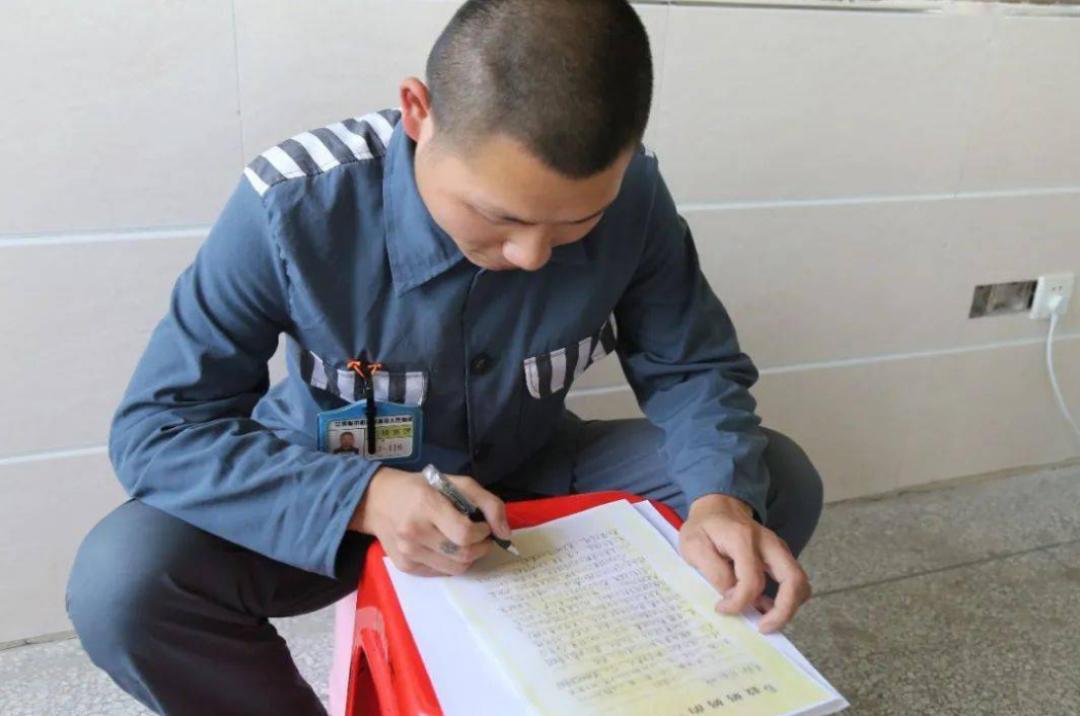 在监狱服刑10年后驾驶证怎么办,进监狱的人的身份证