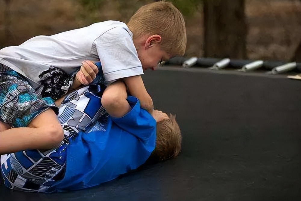孩子玩的室内游乐场被打,孩子玩耍时老是被另外一个孩子打