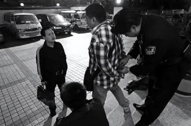 男子卖4厘米枪形钥匙扣案,男子售卖枪形钥匙扣被判刑