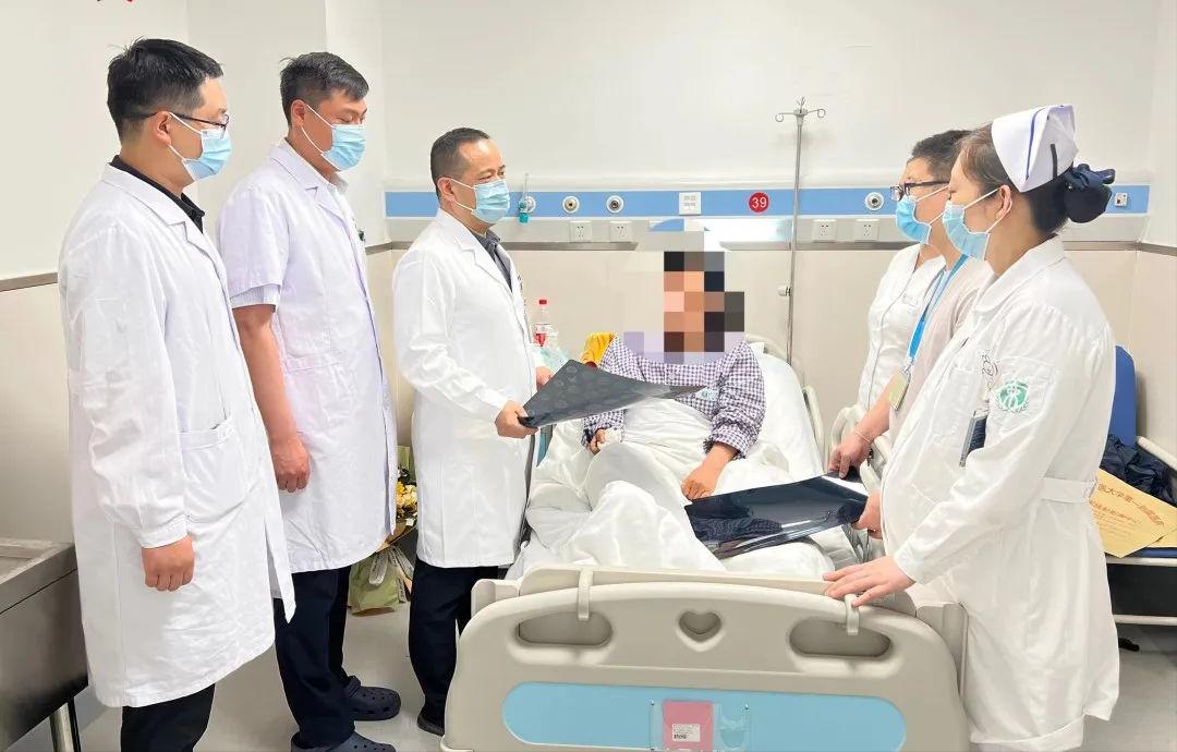 西安一男子玩弓箭射中女子,西安男子小区玩弓箭射中女子眼睛